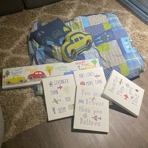 Double comforter
2 pillow cases 
2 throw pillows 
5 canvases